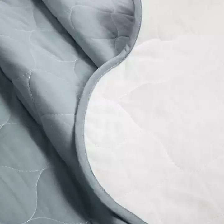 White and Blue Scallop 3-pc. Full/Queen Quilt Set