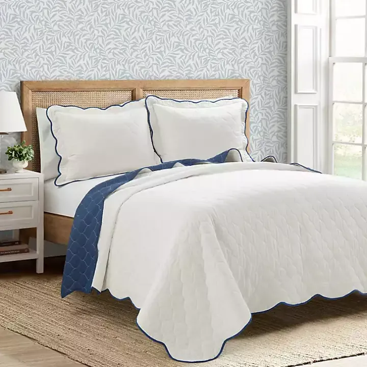 White and Navy Scallop 3-pc. Full/Queen Quilt Set