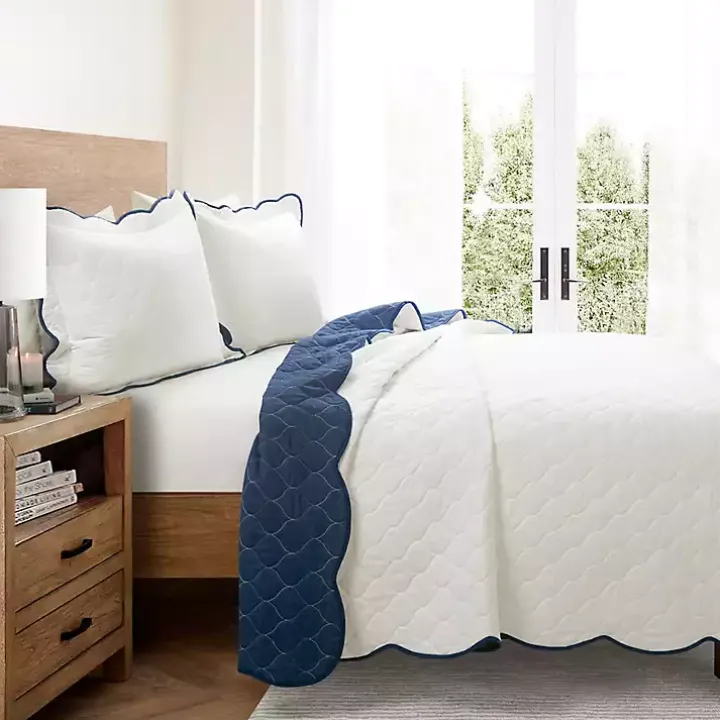 White and Navy Scallop 3-pc. Full/Queen Quilt Set