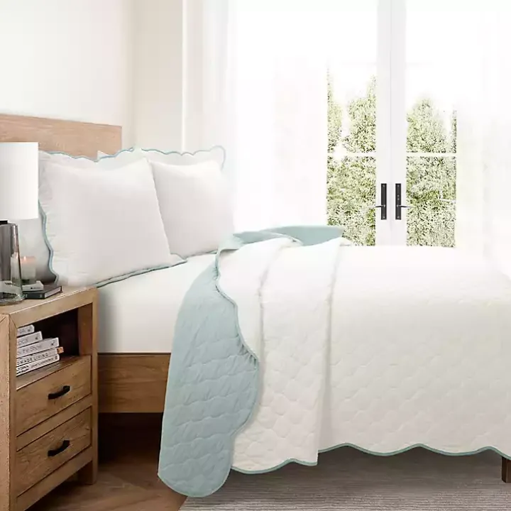 White and Teal Scallop 3-pc. Full/Queen Quilt Set