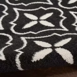 Black & Ivory Quatrefoil Indoor/Outdoor Rug, 5x7